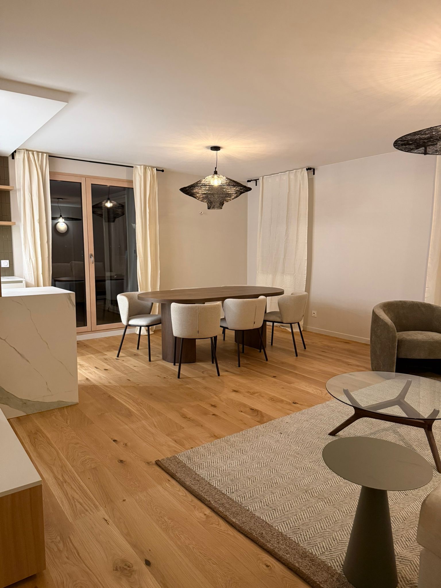 Appartement à Lyon: Pose d'un parquet, d'une terrasse et de penderies - Menuiserie